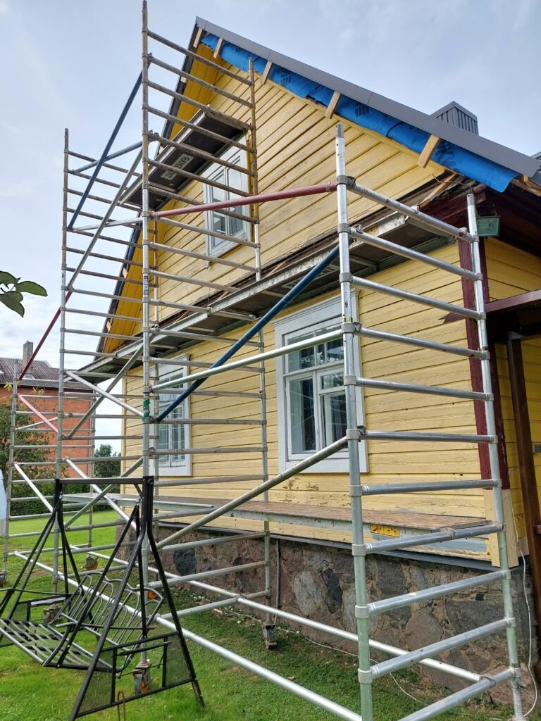  Medinio namo fasadas prieš dažymą Utenos rajone – išblukusi spalva ir netolygus paviršius