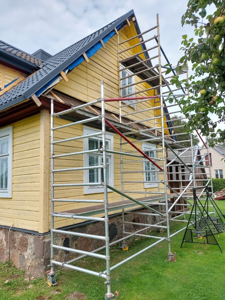 Medinio namo fasadas prieš atnaujinimą Utenos rajone – nevientisas tonas ir vizualinis disbalansas