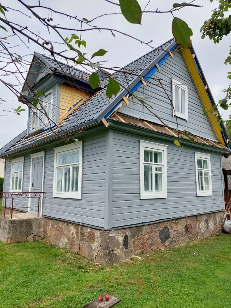 Medinio fasado darbų rezultatas - nudažytas medinis namas