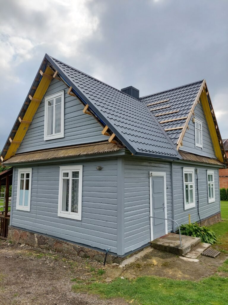 Nudažytas medinio namo fasadas Utenos rajone – tolygi danga ir atnaujinta spalva