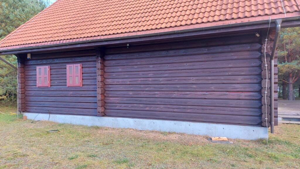 Estetiškai atnaujintas ir nudažytas rastinis namas Ukmergės rajone