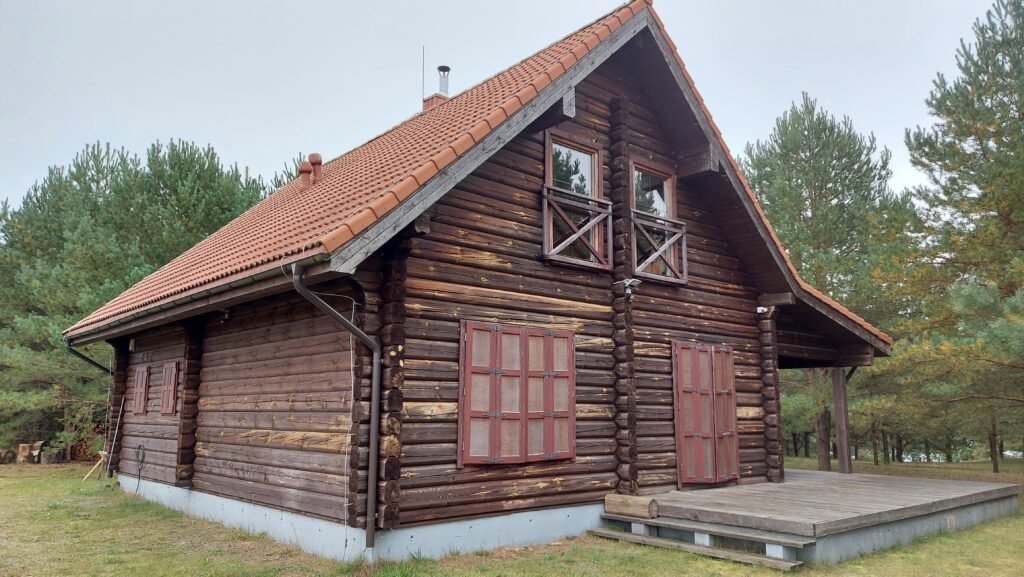 Nedažytas rastinio  namas su matomais aplinkos poveikio požymiais, Anykščių rajonas 