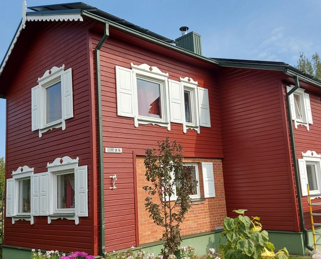 Nudažytas medinis namas Anykščių rajone – subalansuotas atspalvis ir tvarkingas vaizdas