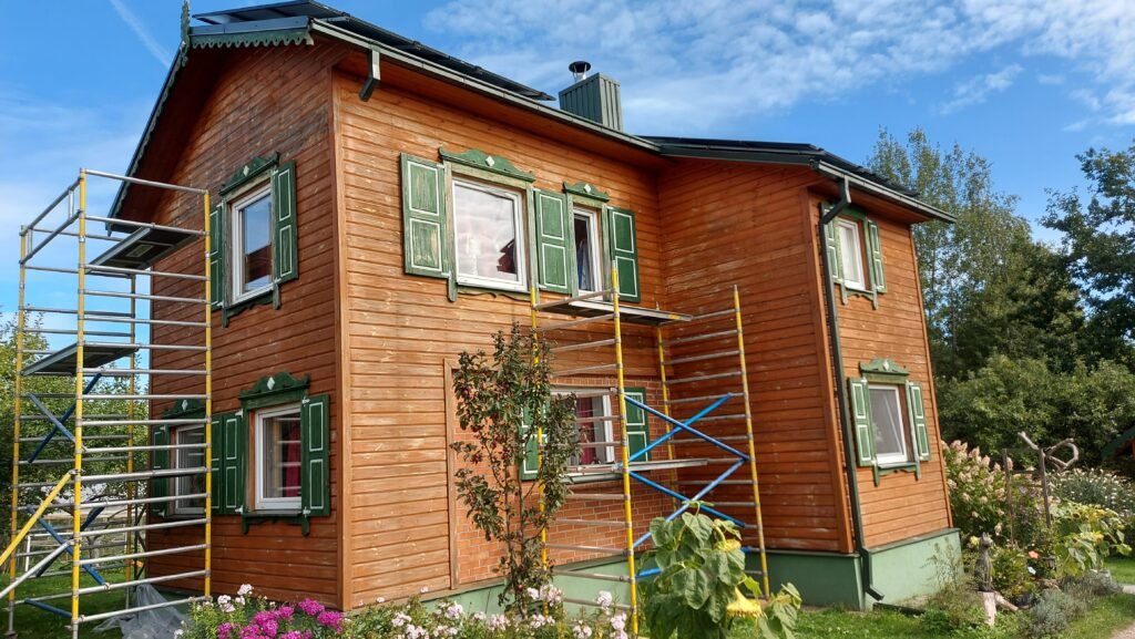 Medinis namas prieš dažymą Anykščių rajone – nutrinta danga ir šiurkštus paviršius