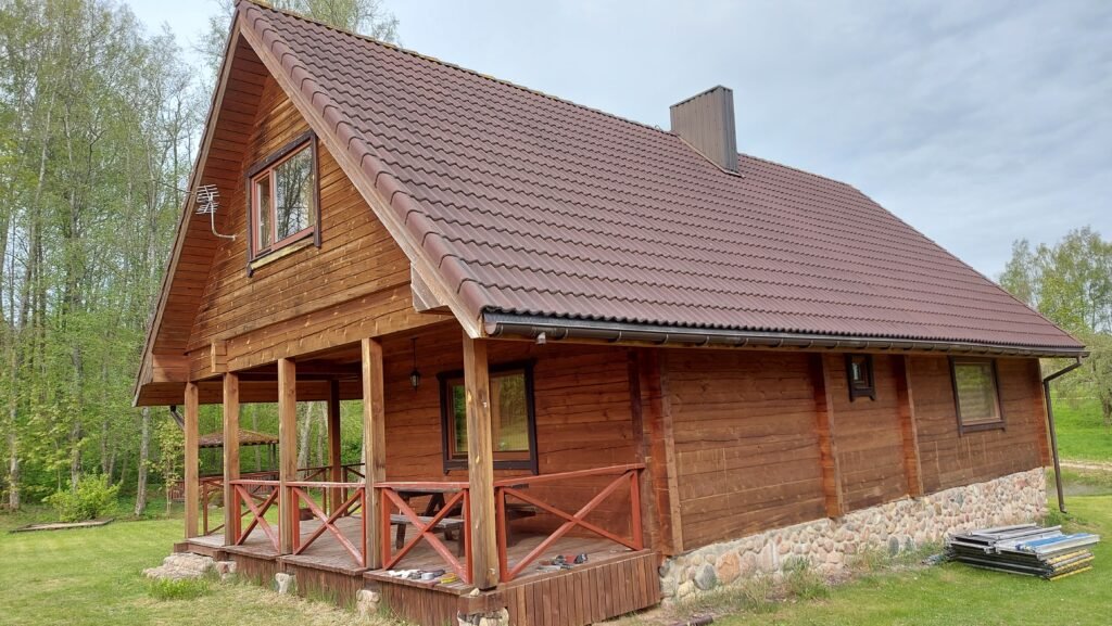 Nedažytas rastinio namo fasadas prieš atnaujinimą Švenčionių rajone