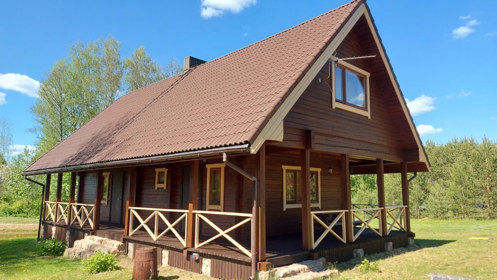 Nudažytas rastinio namo fasadas po atnaujinimo Švenčionių rajone