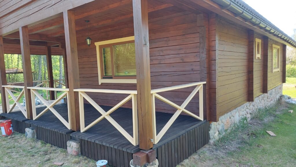 Atnaujintas rastinio namo fasadas po dažymo darbų, Zarasų rajonas