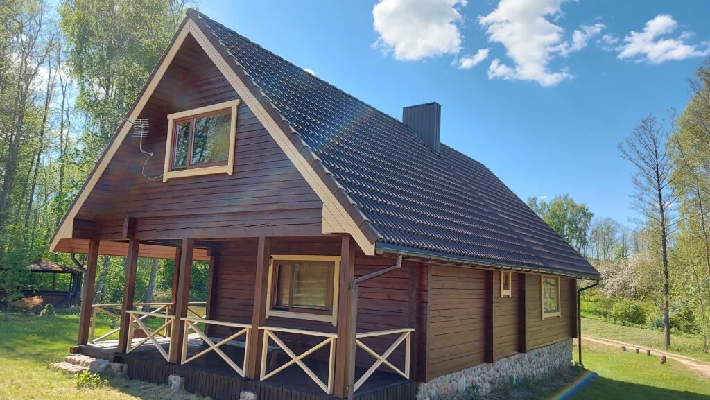 Naujai nudažytas rastinis namas po atnaujinimo, Zarasų rajonas