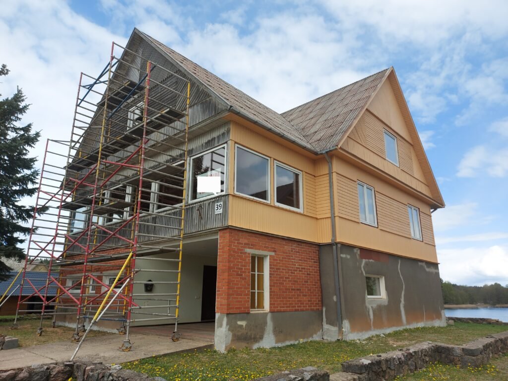  Medinis namas prieš atnaujinimą – pavėsyje esantis fasadas ilgai neišdžiūsta