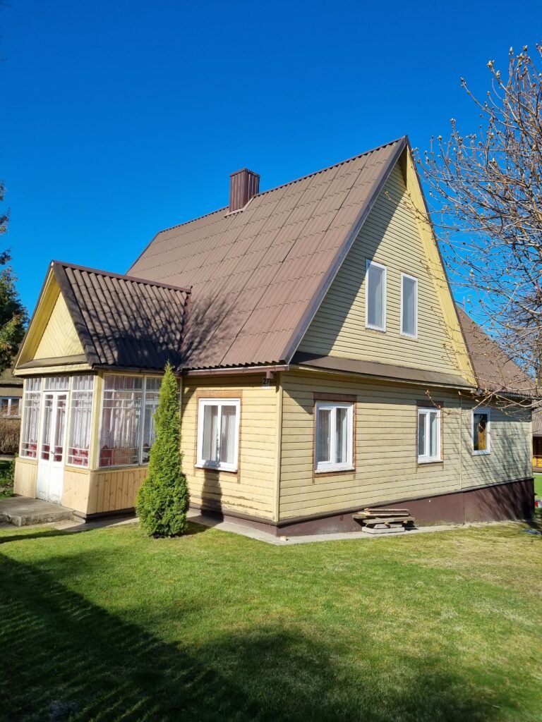 Medinio namo fasadas prieš dažymą – paviršius „užsistovėjęs“, sunkiau prižiūrimas