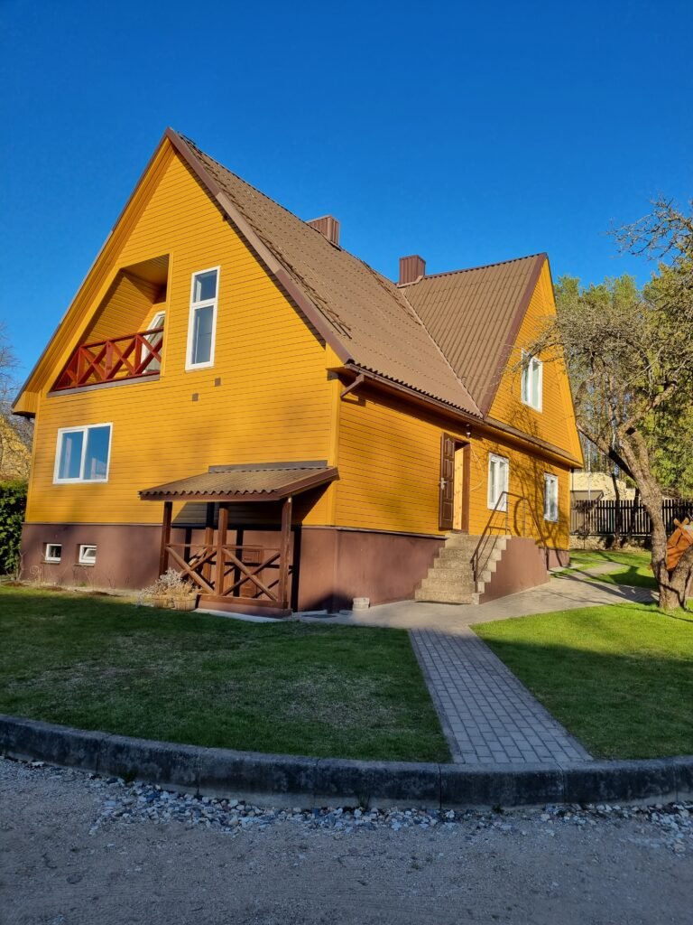 Atnaujintas medinis namas – danga „kvėpuoja“, paviršius švaresnis