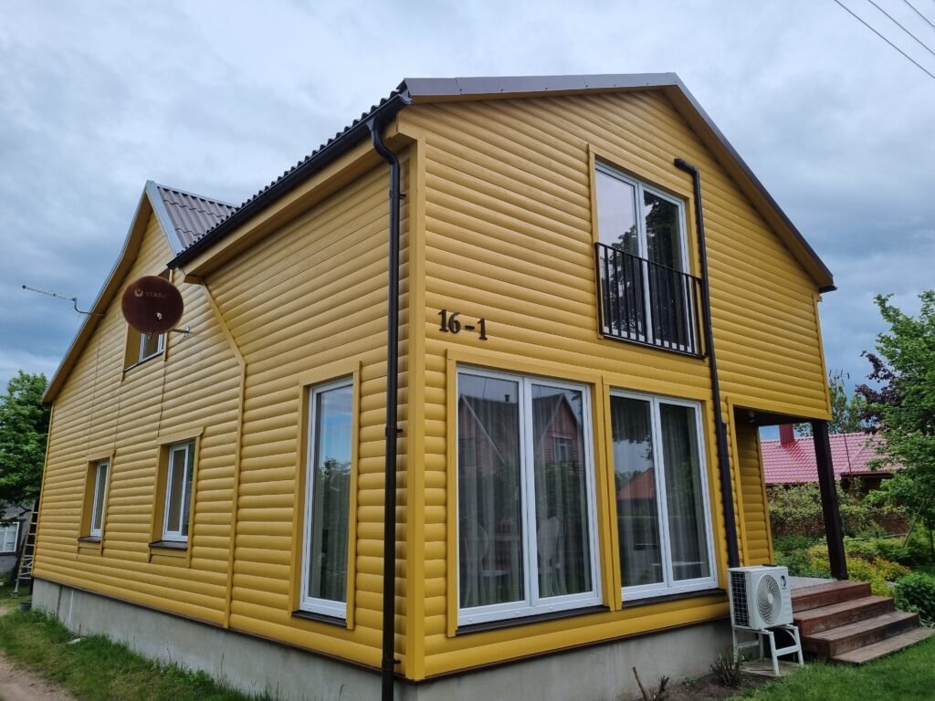 Medinis namas po paruošimo ir dažymo - tvarkingas ir estetiškas fasadas