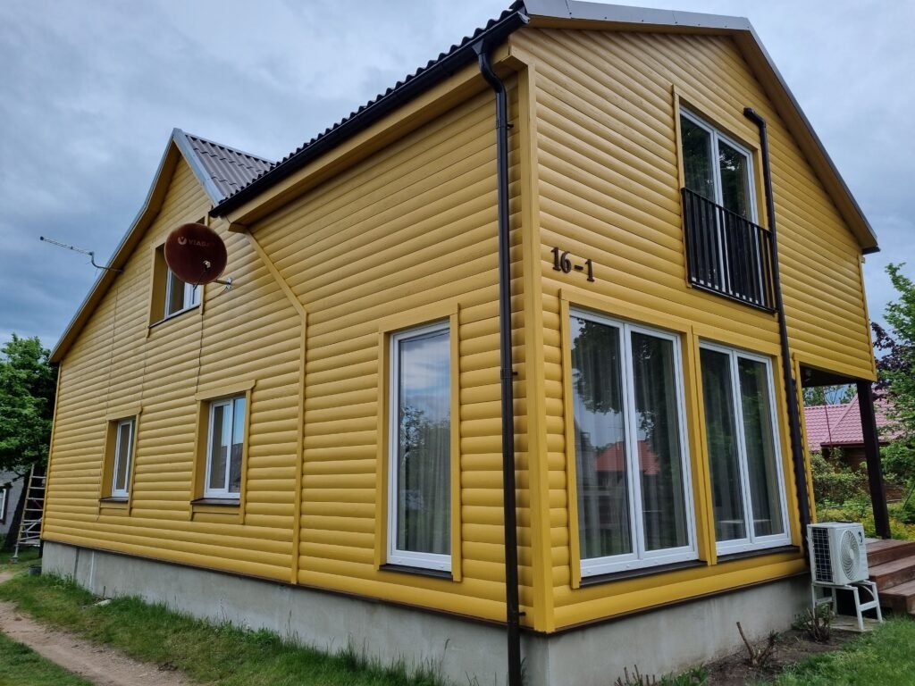 Pilnai perdažytas medinis namas po paruošimo darbų - ilgaamžis fasadas