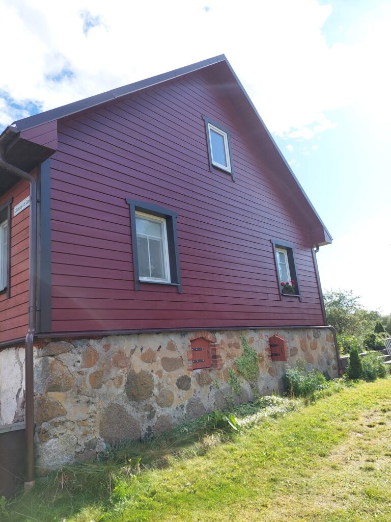 Medinio namo išorė po dažymo – tvarkingas fasadas ir vienoda spalva