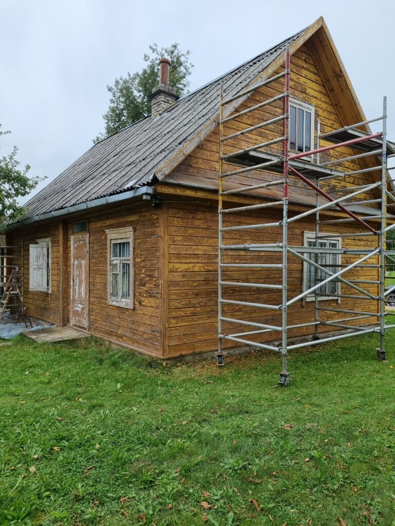 Medinio namo išorė prieš atnaujinimą matomi nelygumai ir nusidėvėjimo požymiai