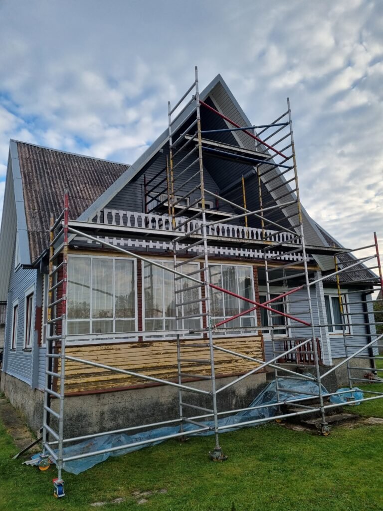 Medinio namo išorė prieš dažymą – chaotiški sluoksniai ir nevienoda struktūra