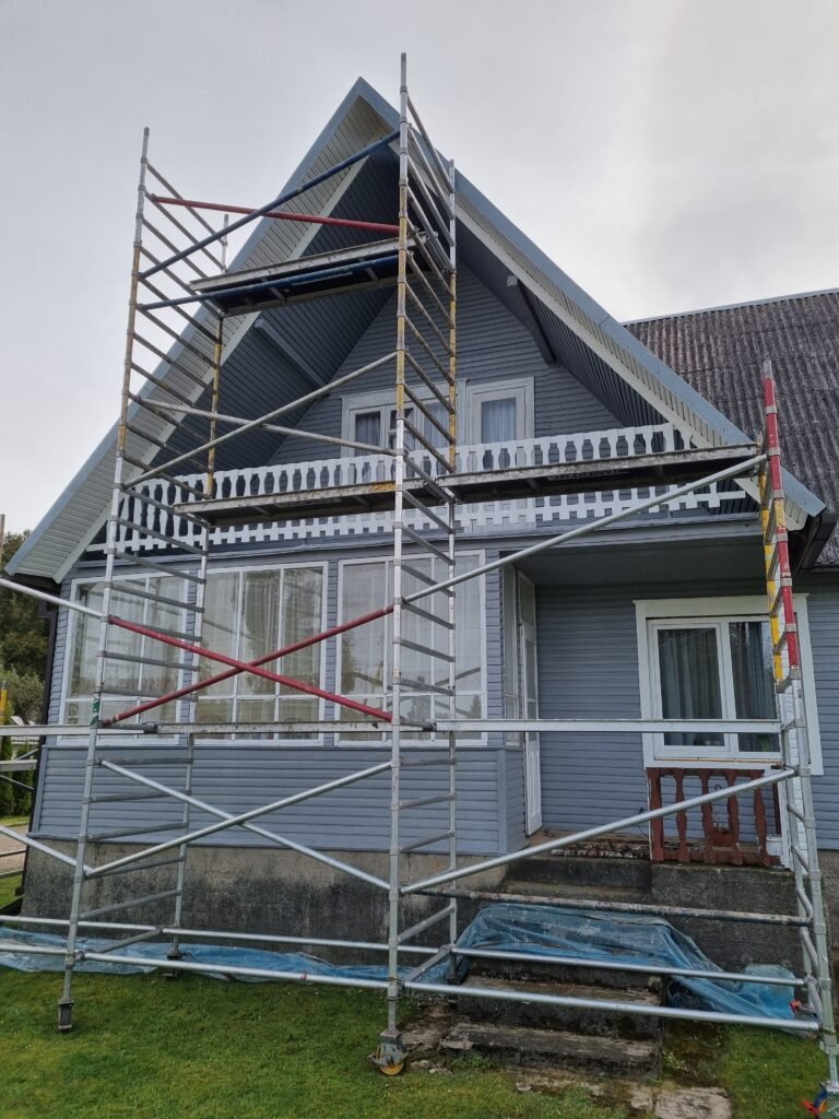 Nudažytas medinis namas – tolygi danga be matomų perėjimų