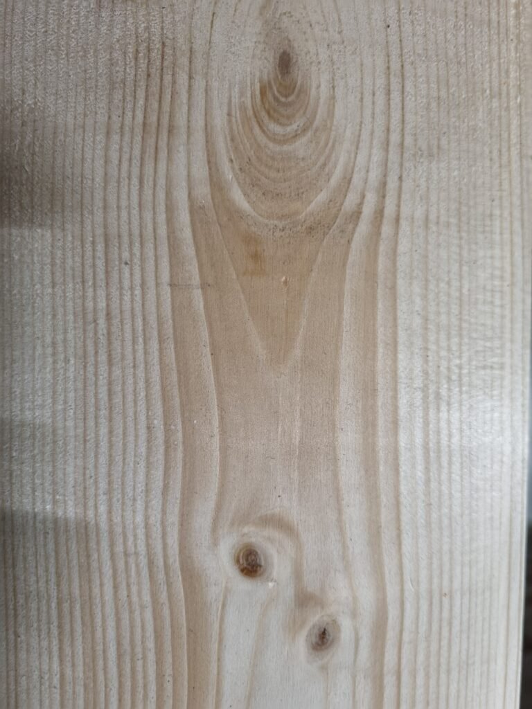 Medinės lentos su akyvarpomis - kenkėjų pažeidimo požymiai fasade