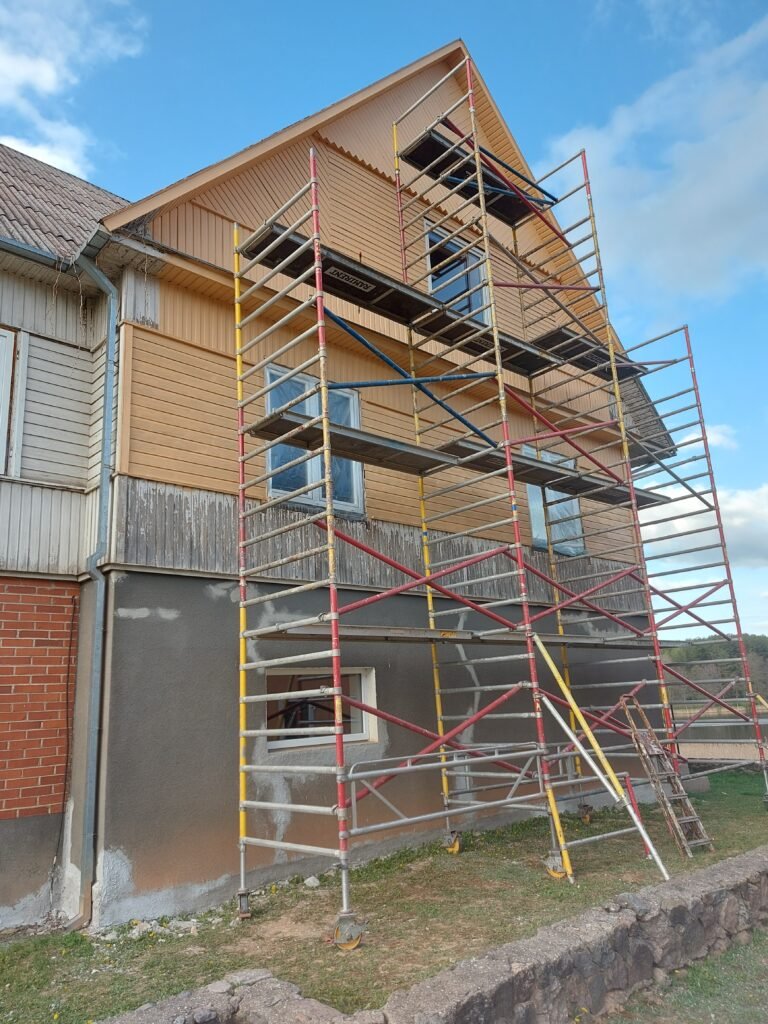 Medinio namo fasadas prieš dažymą  – išblukęs vaizdas ir šiurkštus paviršius