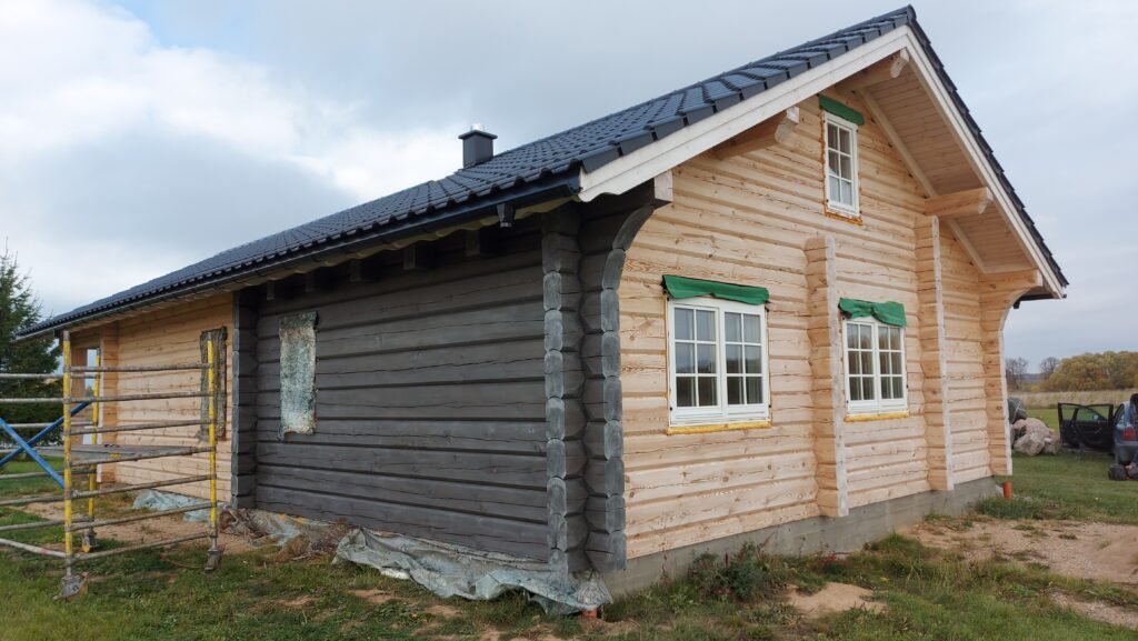 Nedažytas rąstinis namas, ruošiamasi   fasado paviršiaus valymui ir paruošimui dažymui