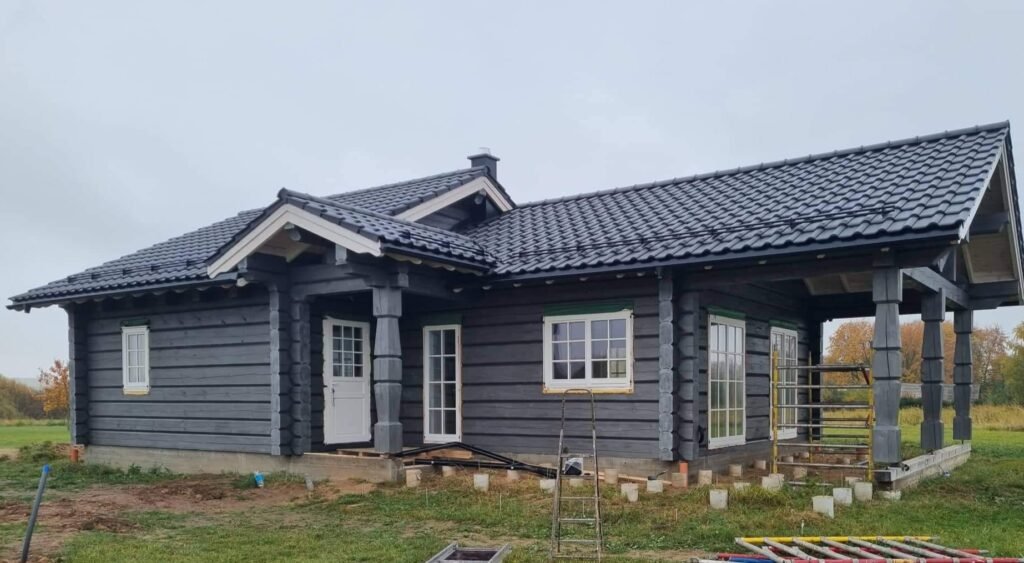 Rąstinio namo fasadas po pilno dažymo darbų - tvarkingas ir estetiškas