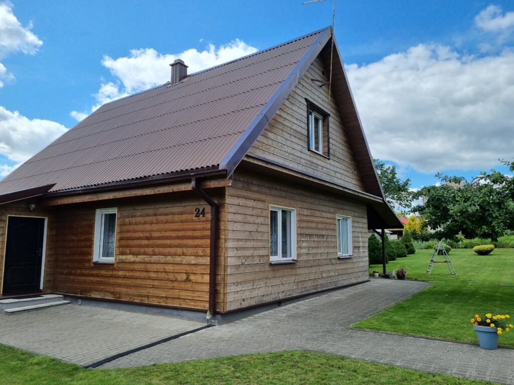 Medinio namo fasado būklė prieš plovimą ir dažymą